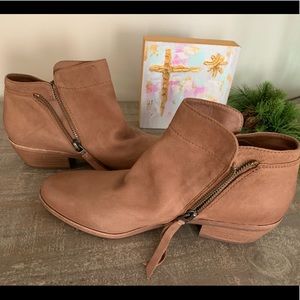 Never been worn. See photos